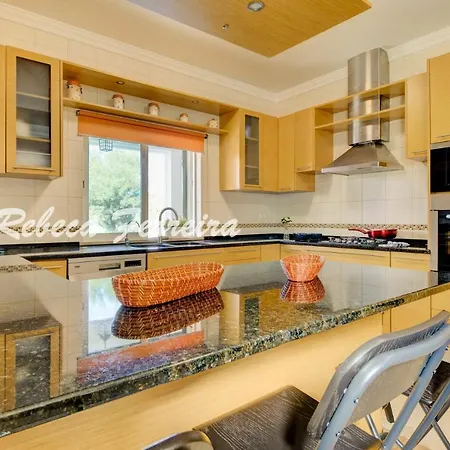 Correeira Sleeps 12 With Pool Air Con And Wifi